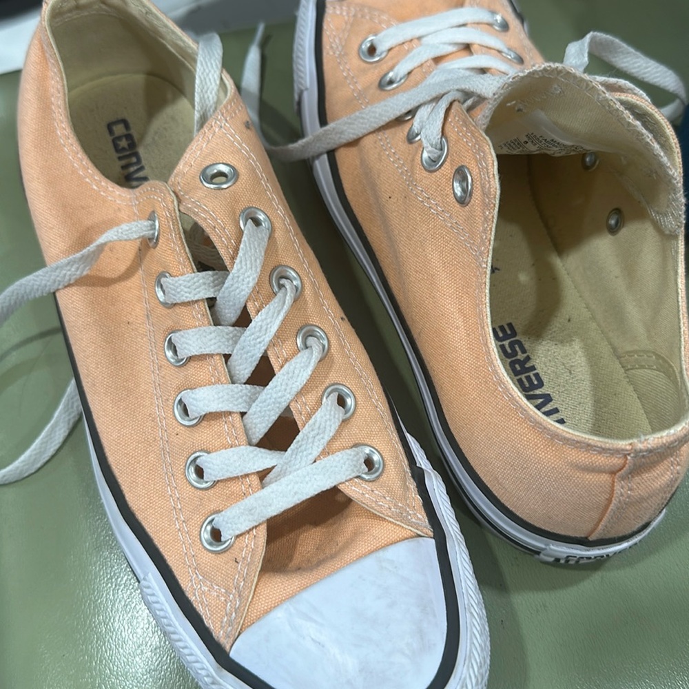 Converse Chuck Taylor peach Womens 8